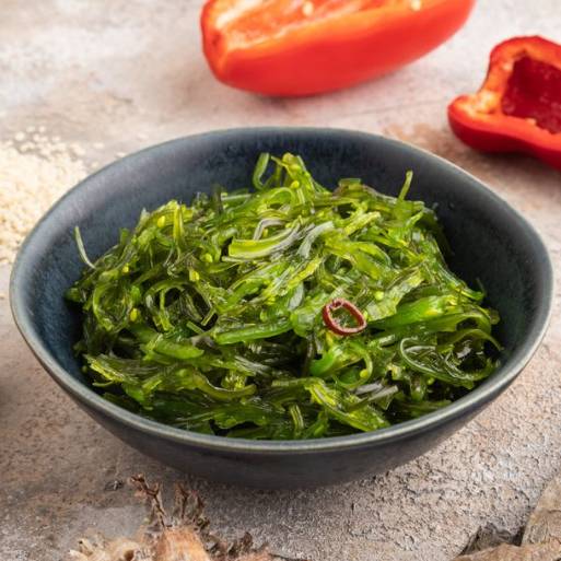 Морские водоросли Полезнейший продукт питания, содержащий много йода, необходимого для щитовидной железы, а также кальция, железа, магния и фосфора, способствующих поддержанию здоровья костей и мышц.