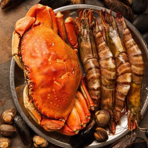 КрабыКрабы – это не только вкусный деликатес, но и ценный продукт для здоровья. Они богаты белком, витаминами B12 и минералами, такими как цинк и медь, полезными для костей и мозга.