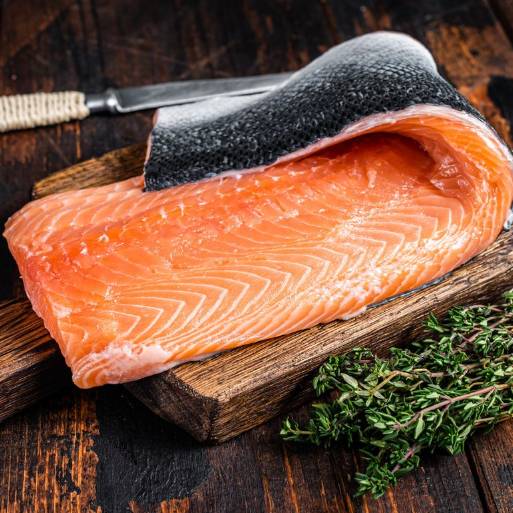Лосось Богат омега-3 жирными кислотами, которые поддерживают здоровье сердца и витамином D, полезным для костей.